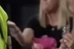 梅西把球衣送給母親，后者送飛吻感謝