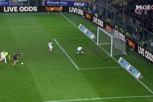 離譜空門不進(jìn)！薩56單刀過掉鈴木彩艷，絕佳空門竟然打高了！