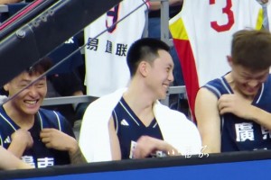 歡樂替補席，笑得七仰八叉的~