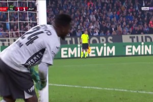 沒辦法！對手遠射世界波，奧納納目送皮球入網(wǎng)