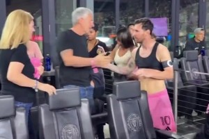 安東內(nèi)拉眼里滿眼都是梅西，一旁的兒子敢踢老子一腳啊