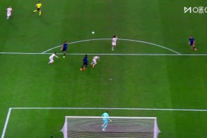 巴雷拉帶球反擊挑傳禁區(qū)！蘇契奇不停球打門稍稍偏出！