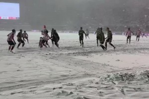 暴雪擋不住足球的熱情！現(xiàn)場感受雪中倒鉤破門奪得總冠軍