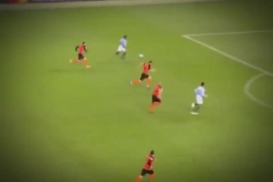 真正的快樂(lè)足球！名場(chǎng)面：斯特林被場(chǎng)地絆倒，裁判判罰點(diǎn)球！