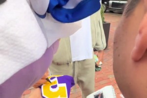 濃眉給粉絲簽湖人球衣！