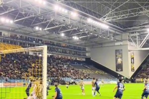 過山車！麥迪遜和曼聯(lián)球迷一起看比賽，兩個人的反應(yīng)太真實了！