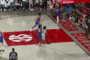 臥槽臥槽！NCAA賽場驚現(xiàn)空接大風(fēng)車扣籃！太炸裂了！