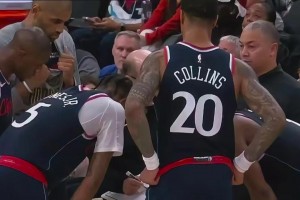 畫面喜感！最后時刻，泰倫-盧將戰(zhàn)術板交給助教范甘迪，自己站在一旁