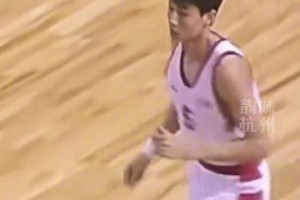 金華隊主教練鄭武奏國歌時站得筆直，曾為國家隊效力打進世界前八