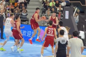 今天相當(dāng)拉胯！孫銘徽突入內(nèi)線上籃，結(jié)果余嘉豪殺出來(lái)一個(gè)血帽！