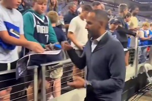 被解雇了！獨行俠經(jīng)理Nico此前給球迷簽名，偏偏漏掉了身穿東契奇球衣的那位