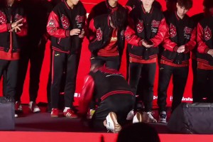 行大禮！重慶主帥張外龍向球員磕頭致謝