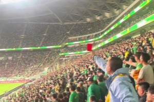 歡樂多！工體國安球迷自發(fā)紅牌，給兩位國際友人逗壞了