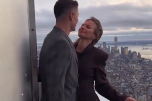 萊萬與妻子在紐約帝國大廈，參加波蘭獨立日慶?；顒? >
                                        </div>
                                    </div>
                                                                        <div   id=