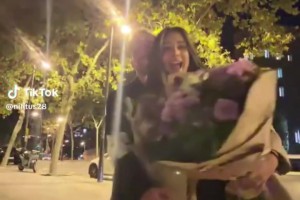 難忘瞬間！昨晚在巴塞羅那，梅西出現(xiàn)在一對(duì)情侶的視頻背景中