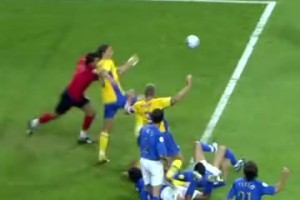 天才與惡棍一線之隔！伊布的經(jīng)典神來之筆進球！超強的身體控制！