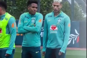 世事無常！前海港外援奧斯卡查出心臟問題，或?qū)⒕痛送艘郏? >
                                        </div>
                                    </div>
                                                                        <div   id=