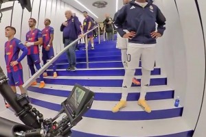 這得是多少男生夢寐以求的出場方式啊 