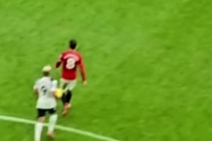 看了尷尬！里沙利松進球后撞B費+脫衣哭泣慶祝