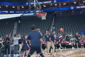 射手和射手有不同！庫(kù)里和布克這投籃手型，你更喜歡哪個(gè)