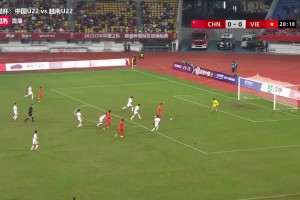 錯失良機啊！拜合拉木單刀打門，被對方門將撲住