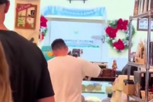 想象：你像往常一樣走進(jìn)咖啡店買早晨咖啡，卻意外地看到了梅西！