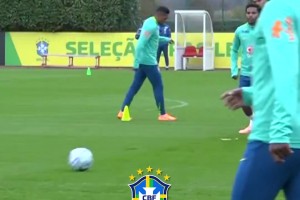 安切洛蒂正在密切監(jiān)督巴西隊的控球訓(xùn)練，一堆皇馬老熟人~