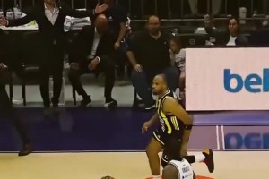 這就是摸頭殺嗎？湖人舊將霍頓塔克在歐洲上演摸頭隔扣！