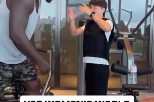 中國力量！張偉麗輕松抱起300多斤的奧尼爾！核心力量太強了！