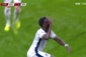 薩卡禁區(qū)內(nèi)不停球精彩凌空斬破門！英格蘭1-0領(lǐng)先塞爾維亞！