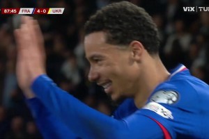 ?；倏送粕淦崎T(mén)！攻入國(guó)家隊(duì)處子球！姆總禁區(qū)內(nèi)橫傳送助攻！