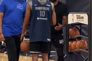 歐文即使受傷也在默默地為球隊(duì)復(fù)出，訓(xùn)練期間指導(dǎo)隊(duì)員??！