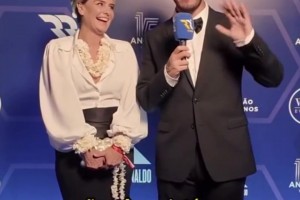 魅力十足的米蘭妮依然是當(dāng)年的足球戀人，這外星人兒子長得太像了