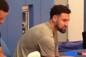 要不考慮一下？美媒扒出：庫里曾拿起克萊的KT5戰(zhàn)靴仔細端詳~