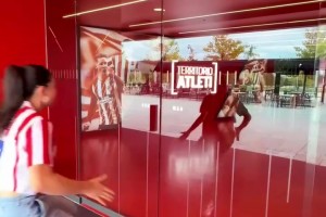 一晃而過的托雷斯！美女網(wǎng)紅帶你參觀萬達(dá)大都會球場！