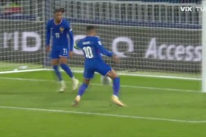 姆總雙響！禁區(qū)內(nèi)亂戰(zhàn)姆巴佩后點(diǎn)補(bǔ)射得手！法國(guó)3-0領(lǐng)先烏克蘭！