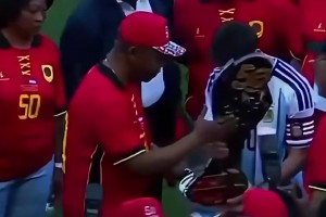 足以寫進(jìn)傳記的情節(jié)！安哥拉總統(tǒng)賽前親自贈(zèng)予梅西紀(jì)念獎(jiǎng)杯和球衣