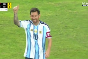 沒(méi)能壓??！德保羅送精準(zhǔn)傳中球，梅西后點(diǎn)不停球凌空射門打飛了！