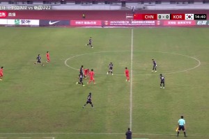 拜合拉木停球失誤后一腳掃倒韓國球員