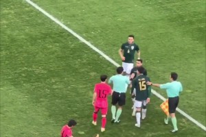 馬寧控場(chǎng)！李剛?cè)适軅沟乇粚?duì)手強(qiáng)行拉拽，馬寧果斷出牌制止