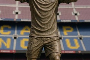 會(huì)是哪個(gè)瞬間？拉波爾塔稱討論在諾坎普為梅西立雕像