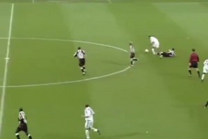 舉重若輕！齊達(dá)內(nèi)歐冠賽場(chǎng)精彩集錦！中場(chǎng)藝術(shù)大師~