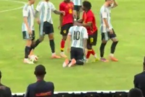 梅西遭對(duì)手粗野犯規(guī)！羅梅羅沖過(guò)來(lái)準(zhǔn)備干架保護(hù)梅西