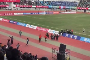 臥槽！9人涼山3-3遭樂(lè)山絕平，賽后涼山球員飛踹裁判