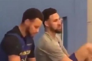 進口貨就是不一樣！名場面：庫里拿著克萊的球鞋仔細研究！