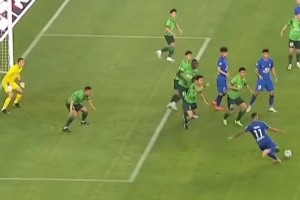 看著都疼！當(dāng)年武漢三鎮(zhèn)vs北京國安，隊(duì)長于大寶用襠部舍身堵槍眼