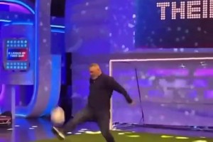 不容易！魯尼挺著大肚子，在節(jié)目中復(fù)刻自己經(jīng)典倒鉤