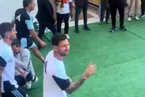 領(lǐng)袖氣質(zhì)！梅西率領(lǐng)阿根廷國(guó)家隊(duì)出場(chǎng)