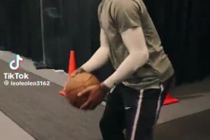 笑死！威少被這個(gè)矮籃筐整不會(huì)了，瘋狂打鐵