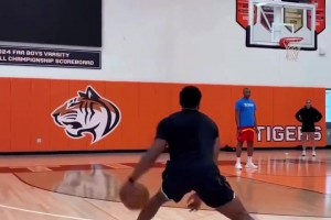 近看米切爾身材真壯實